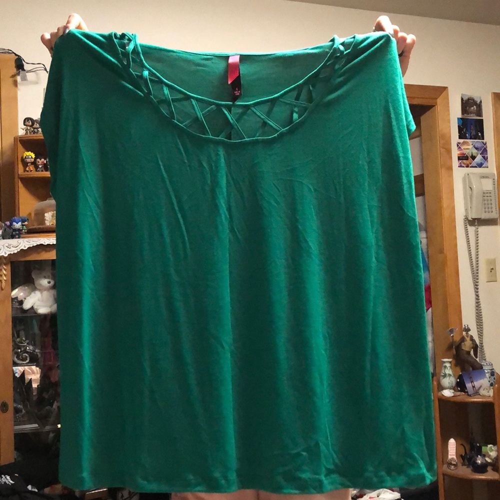 Women’s plus size shirt (Size 26/28)